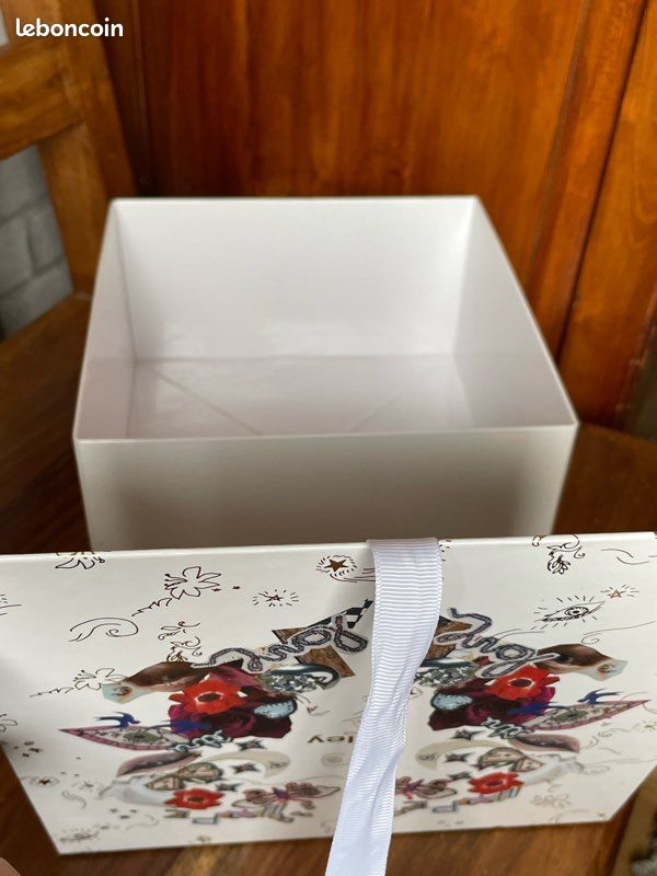 Boîte cadeau Sisley Paris neuve (image 12)