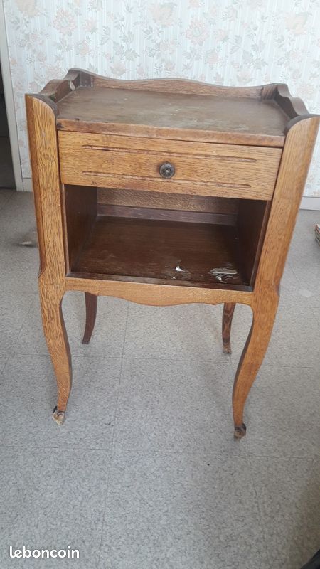Petite commode de chevet de style en chéne (image 1)