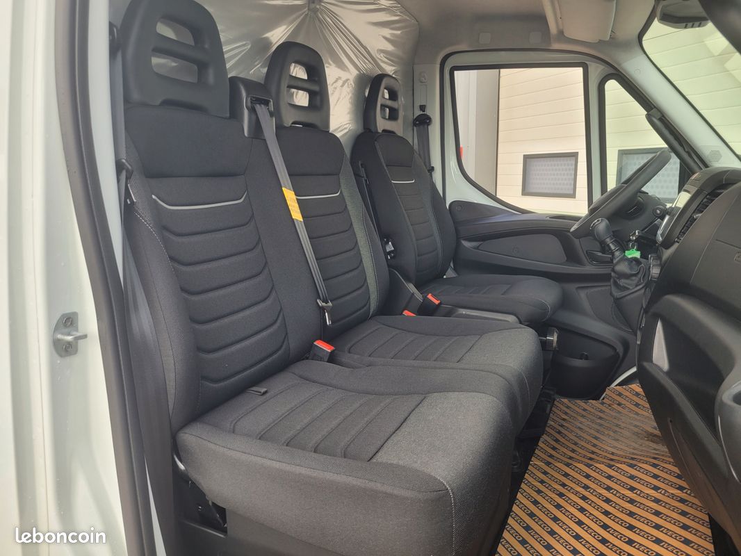 IVECO DAILY 35C14 SIMPLE CABINE BENNE COFFRE 03 PLACES comme NEUF avec ATTELAGE + CAMÉRA RECUL + SIÈGE CHAUFFEUR SUSPENDU + SUSPENSION RENFORCÉE 13 LAMES / GARANTIE 24 MOIS ( Prix de Vente 39 990 HT ) (image 6)