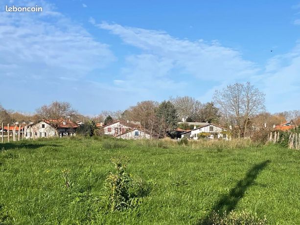 Terrain 560 m² Urt
