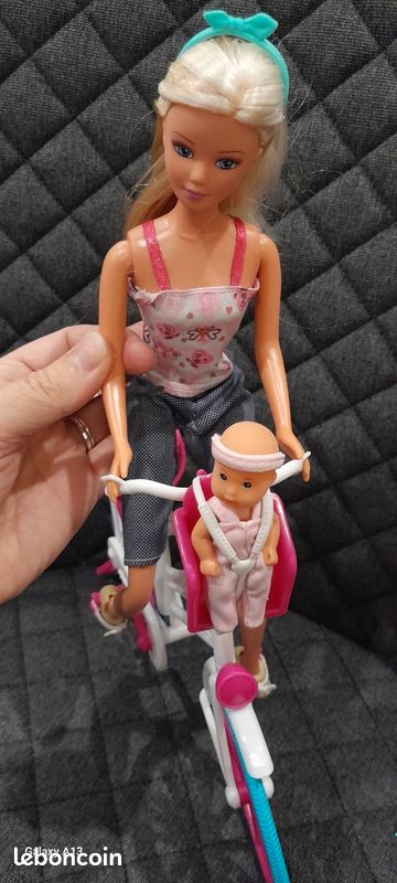 Fausse barbie sur son vélo avec bébé et chiot (image 4)