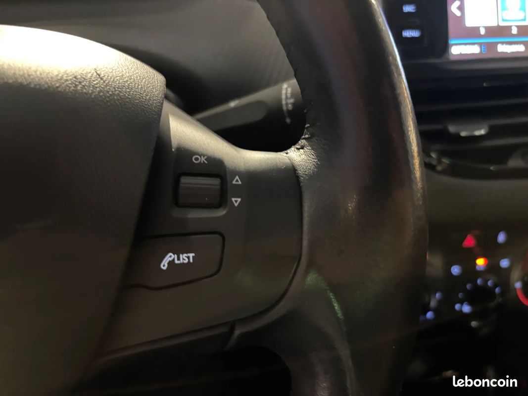 PEUGEOT 208 1.6 D 75ch STYLE - 2017 - CarPlay - Suivi complet - Régulateur de vitesse - Climatisation - Bluethoot (image 22)