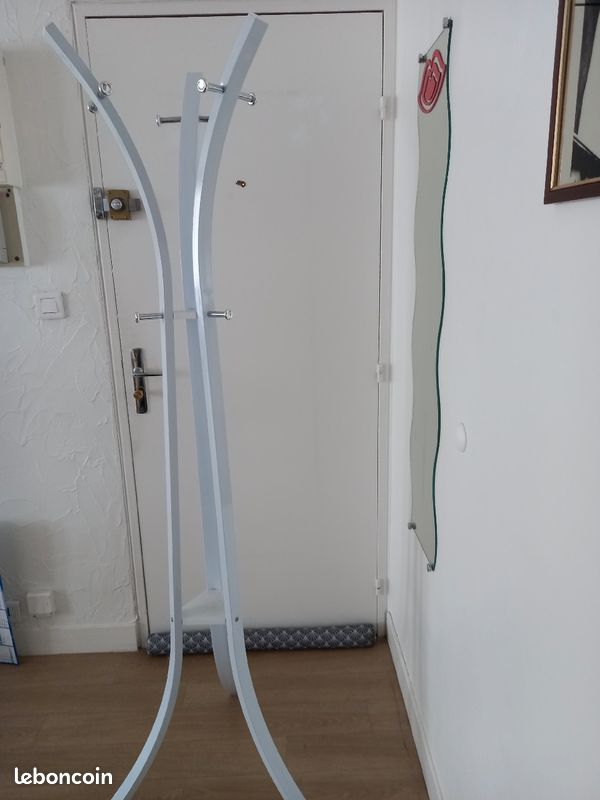 Porte manteau sur pied (image 1)