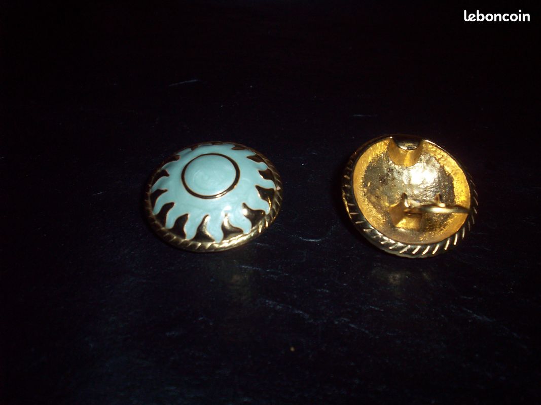 Boucles d'oreilles cabochon bombé doré avecmotif de Soleil en émail bleu clair nacré Vintage (image 6)