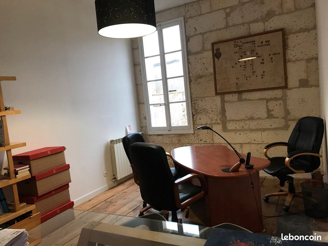 Bureaux ou appartement mixte (bureaux et logement possible) 100m2 avec terrasse à Saintes centre - Saintes 17100 (image principale 0)