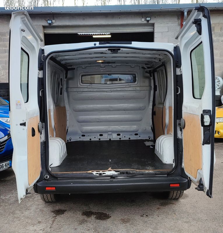 RENAULT TRAFIC II 2.0L ESSENCE 120 ch UTILITAIRE - L1H1 - FOURGON - 3 PLACES - CLIMATISATION - 1ère MAIN - ENTRETIEN RENAULT - TRES PROPRE (image 4)