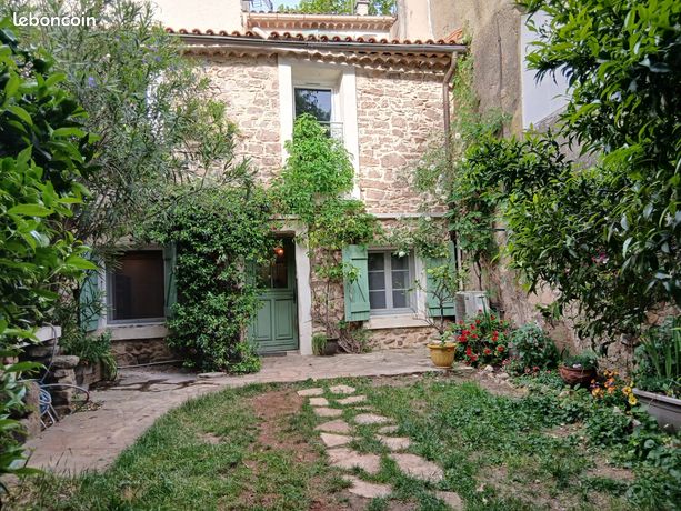 Maison de village atypique de 118 m² avec jardin Puget Ville 280 000 euros