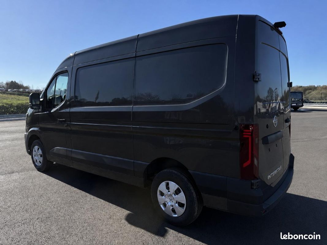 NISSAN INTERSTAR Tekna 3.5t L2H2 2.0 dCi - 150 - kit bois - Noir Crepuscule - Disponible en stock (image 4)
