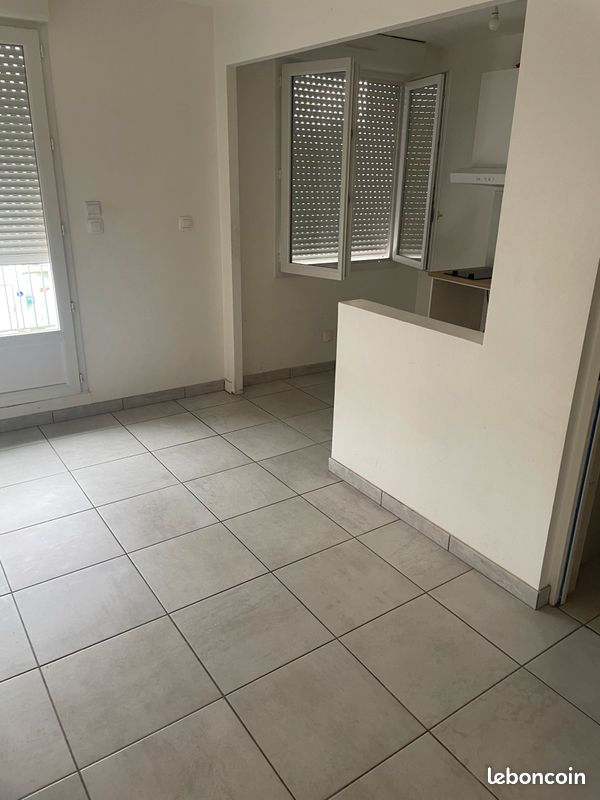 Studio centre-ville avec grande terrasse et place de parking - Châtellerault 86100 (image 2)