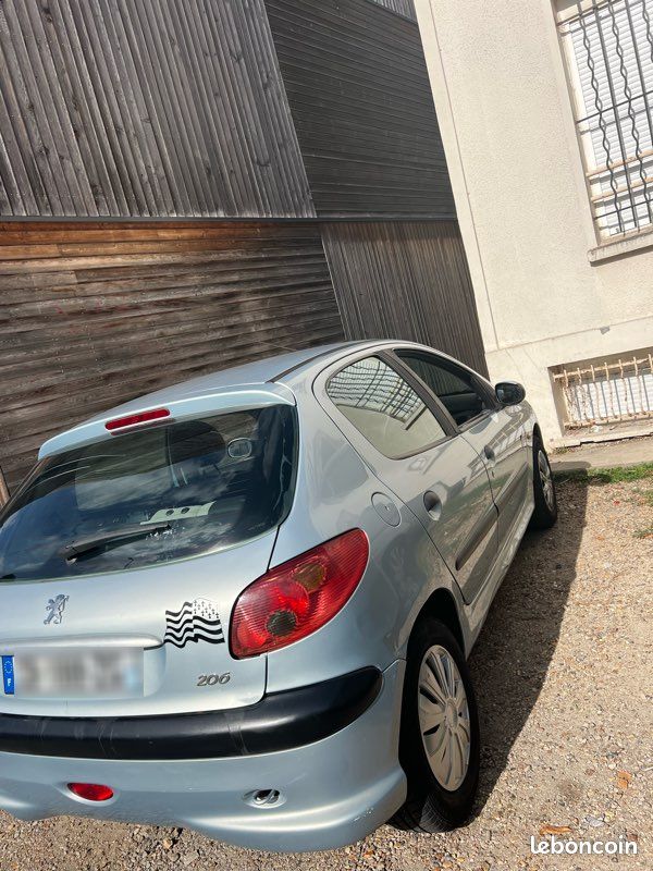 Voiture 206 (image 2)