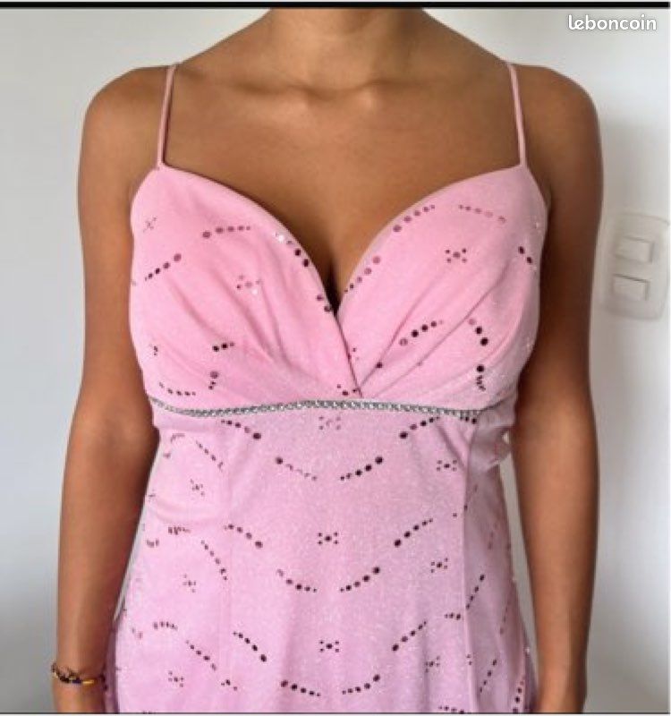 Robe courte rose à strass – Décolleté cœur jupe à volants