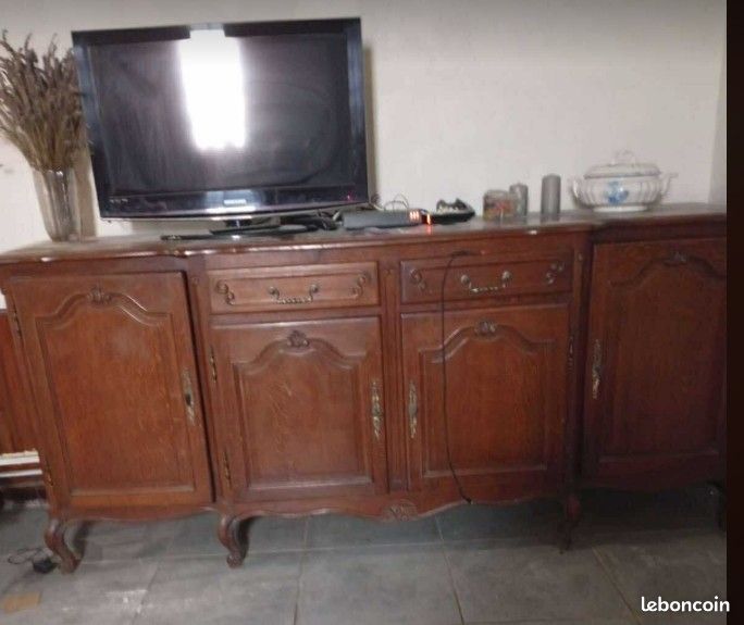 Buffet en enfilade en bois – 4 portes gravées (image 1)