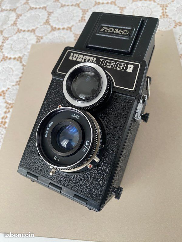 Un vintage Lomo Lubitel 166B twin lens reflex film appareil fabriqué en