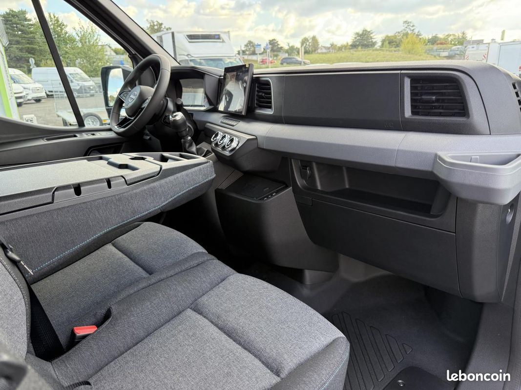NISSAN INTERSTAR Tekna 3.5t L2H2 2.0 dCi - 150 - kit bois - Noir Crepuscule - Disponible en stock (image 14)
