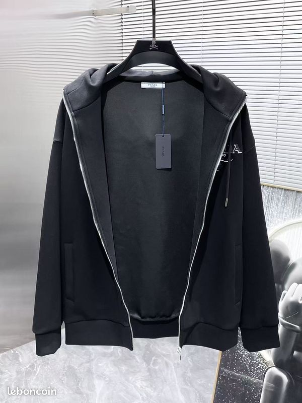 Sweat Prada noir pour homme, capuche avec cordons, poches latérales (image 3)