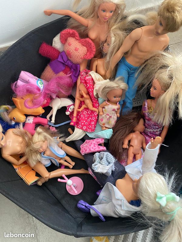 Grand lot poupées type Barbie + bébé + accessoires (image 1)