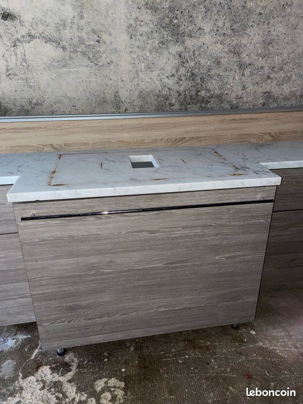 Meuble de salle de bain en marbre et bois (image 11)
