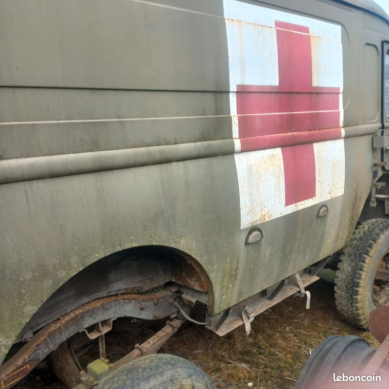 File:Ambulance Delahaye 140 de l'Armée de l'Air, 1940.png - Wikimedia