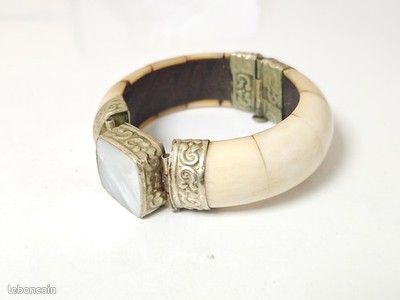 Bracelet Jonc Vintage Sculpté Motif Bouc - Ancien, Matière Noble Couleur Crème, Occasion