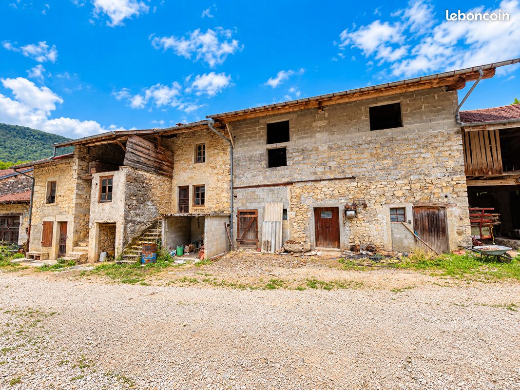 Maison 6 pièces 250 m² · à Conand · 250 m² · 45 000 €