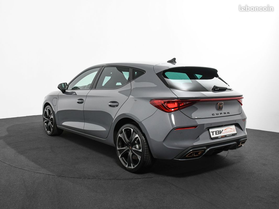 Cupra LEON 1.4 E-HYBRID 245 CV TYPE VZ GPS BLUETOOTH CARPLAY CAMERA LANE ASSIST FRONT ASSIST ECLAIRAGE AMBIANCE JANTES 18 (image 3)