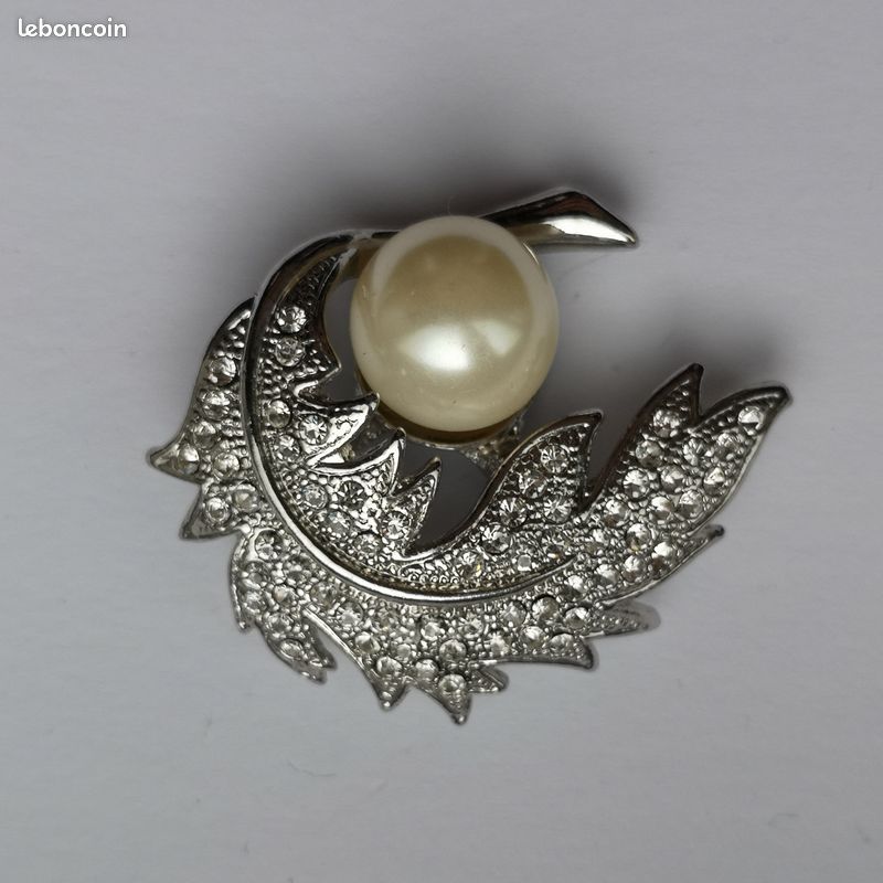 Broche ancienne Art Déco argentée avec strass des années 1930 - France