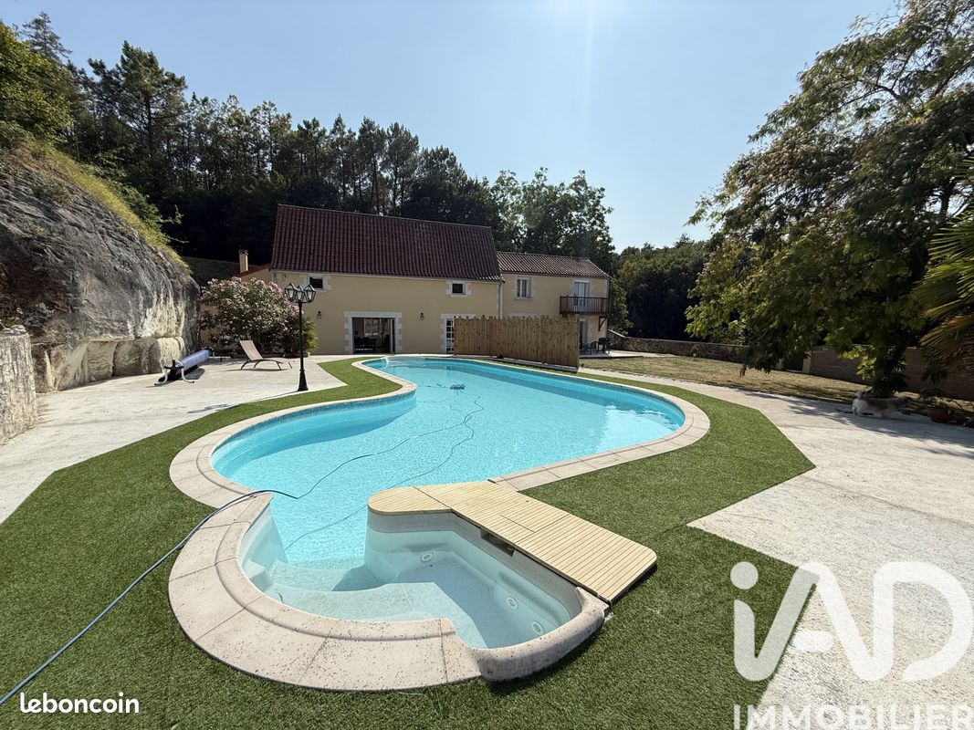 Maison 8 pièces 215 m² · à Availles-en-Châtellerault · 215 m² · 279 000 €