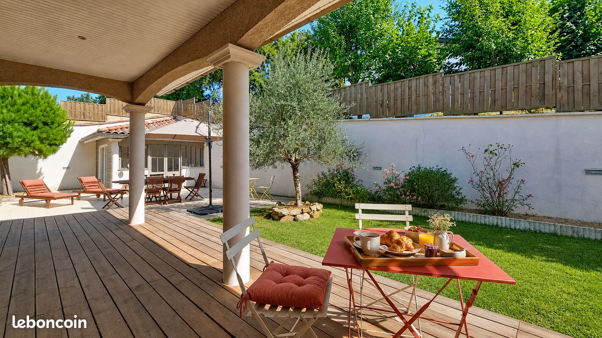 Maison 8 pièces 208 m² · à Jassans-Riottier · 208 m² · 499 000 €