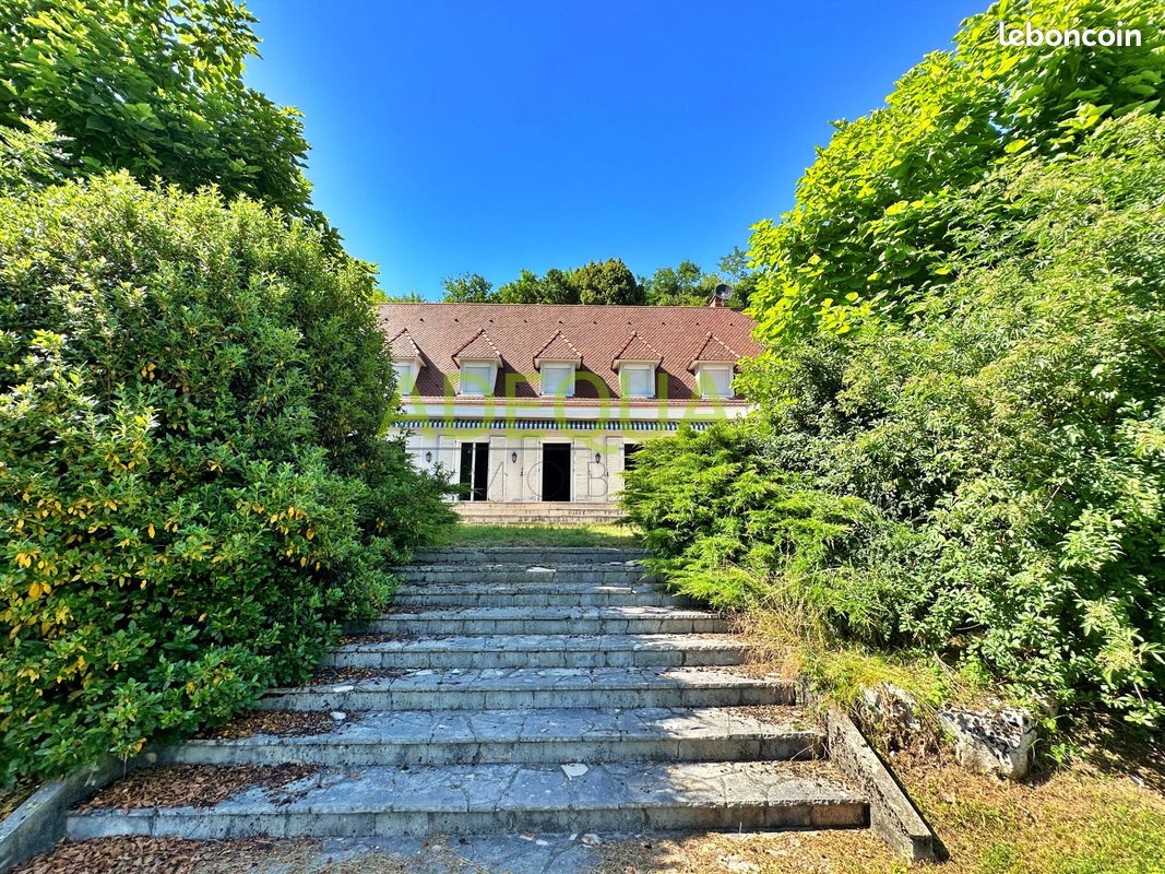 Maison 14 pièces 425 m² · à Cessieu · 425 m² · 590 000 €