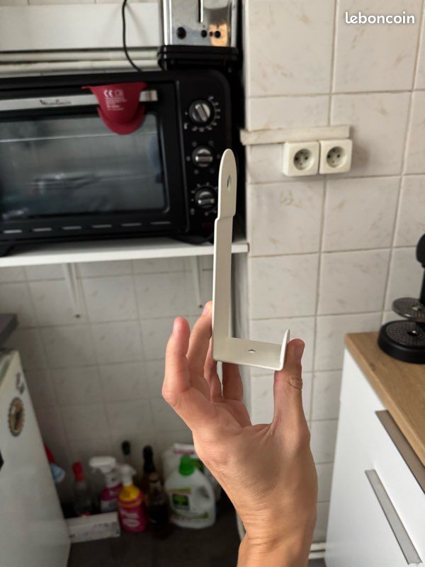 Porte manteau minimaliste blanc accroche pour cintre mural (image 2)