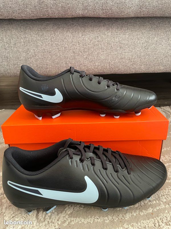 Crampons de football Nike Legend 10 Club - taille 44,5 (image 1)