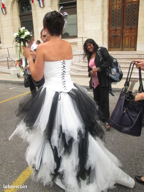 Mariée Noire Et Robe De MariÃ©e Gothique Blanche Robe De Mariee Blanche Et  Noire Robe De Mariée Blanche Et Noire