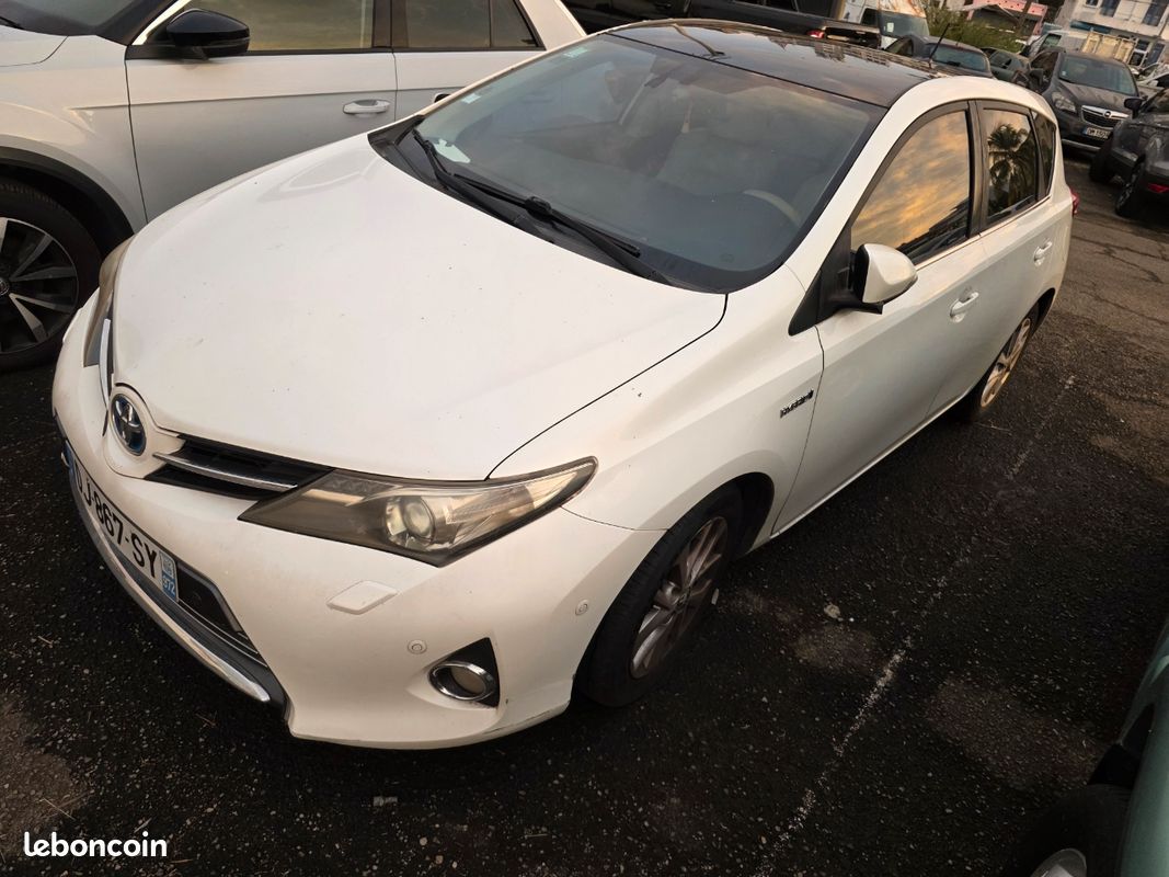 Bonjour je vend Toyota auris hybride essence année 2015. Centralisée à distance vitre électrique rétroviseur électrique Radars de recul avant et arrière batterie hybride neuve facture à la pu (image 1)
