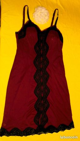 Lot fond de robe dans combinaisons et jupons vintage pour femme