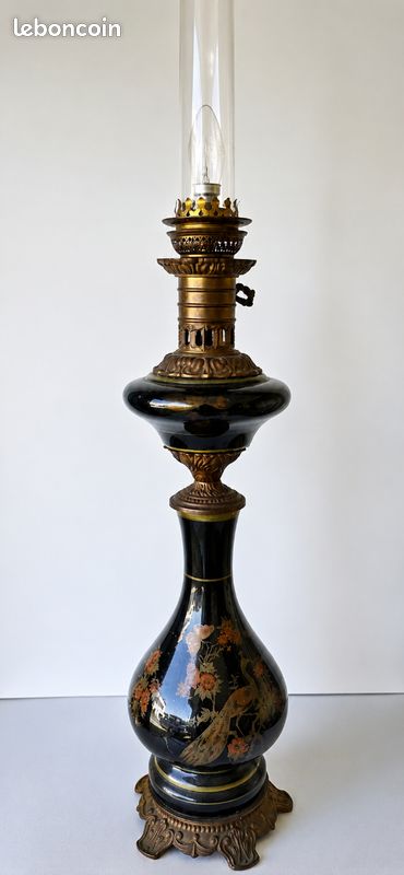 Grande lampe à pétrole ancienne électrifiée, décor au paon époque 1900 au paon (image 1)