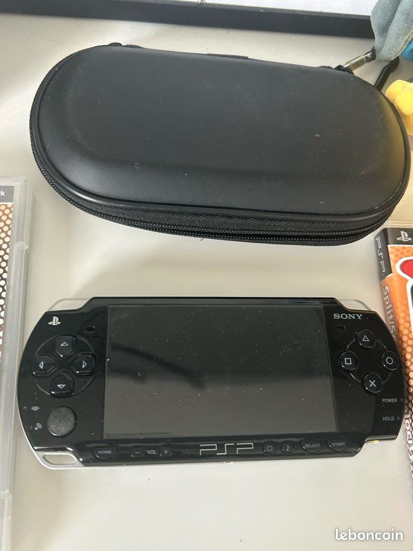 Console psp -e1004 noire complet, chargeur,memory stick, e à Orvault Clasf jeux