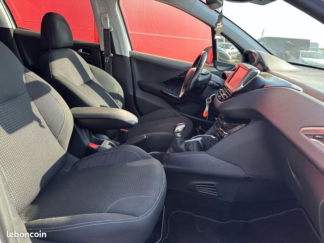 Peugeot 208 1.5 BLUE HDI 102 CH TECH EDITION - GARANTIE 12 MOIS (image 23)