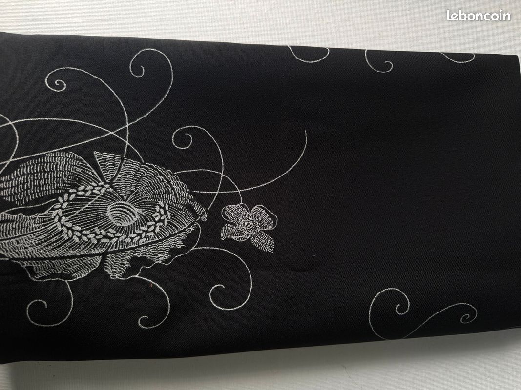 Coupon de Tissu crêpe noir imprimé fleurs blanches 145*126 cm (image 3)