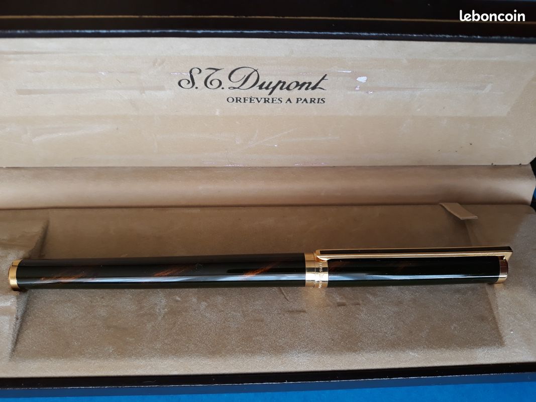 Stylo Plume S.T. Dupont Laque De Chine Rouge Annelé - Plume Or 18 Carats, Occasion De Luxe