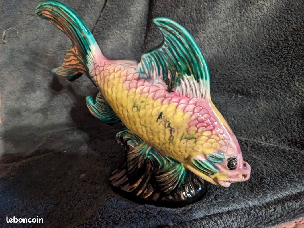 Sculpture de poisson en céramique colorée faite à la main - Décoration de poisson fantaisiste - Cadeau artistique pour les amateurs d'aquarium - France