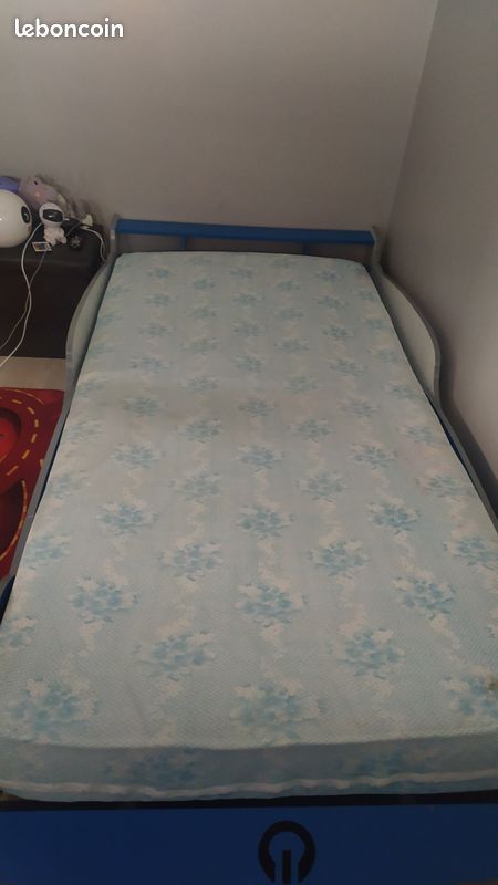 Vends lit enfant voiture de course avec sommier et matelas (image 2)