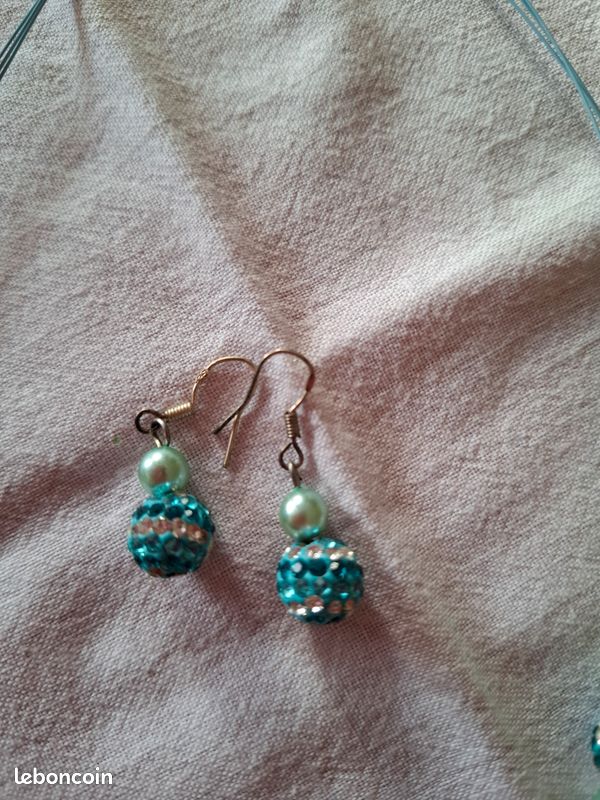 Collier avec boucles d'oreilles (image 2)