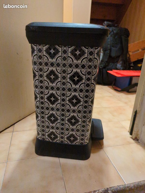 Poubelle avec pédale (image 2)