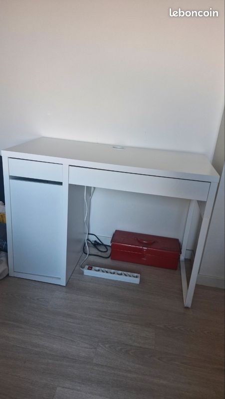 Bureau IKEA MICKE avec panneau rangement ? blanc Canton Vaud Bureau IKEA MICKE avec panneau rangement ? blanc Canton Vaud