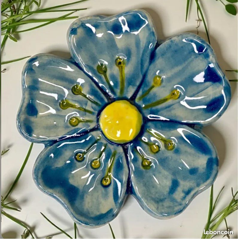 Lot de 12 anciens portes couteaux, décor fleurs, peint main, en céramique - Vendu