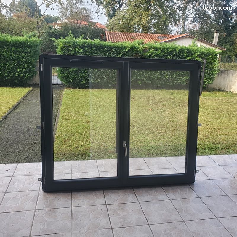 Menuiserie PVC gris anthracite (image 1)