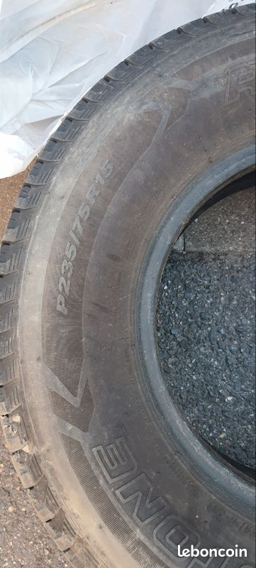 4 Pneus Roadstone 4x4 235 75 15 2021 (image 2)