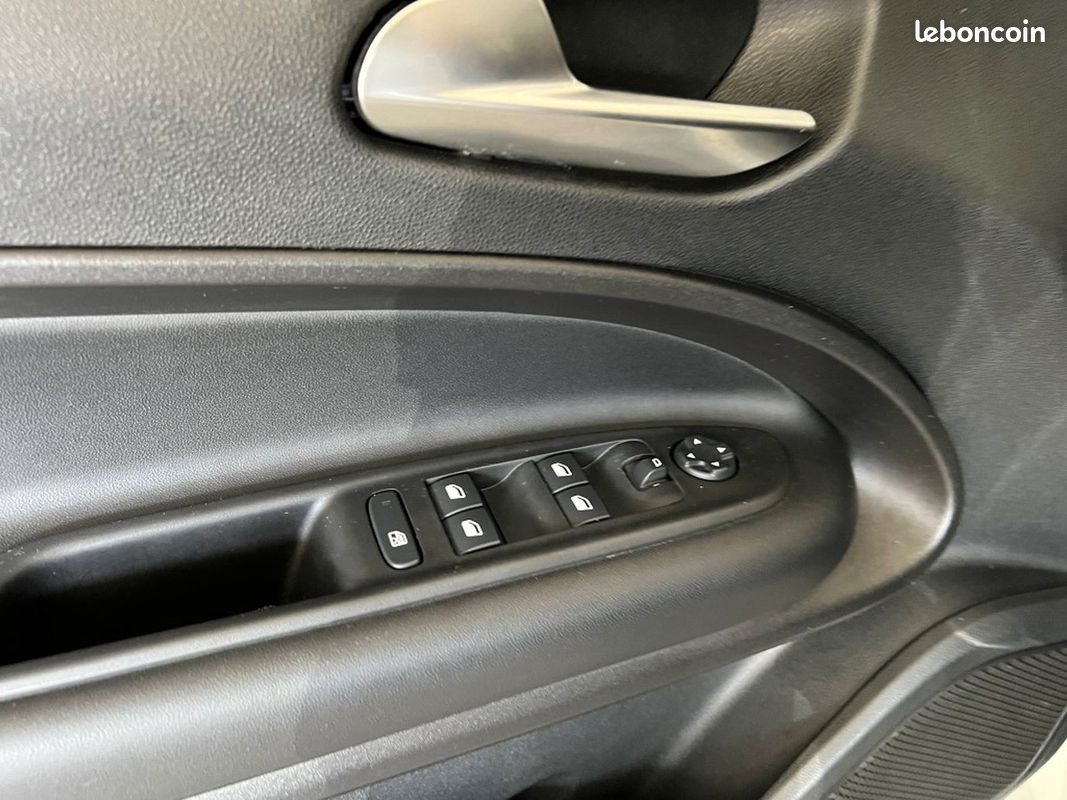 Jeep Avenger 156cv 54KWh ELECTRIQUE ALTITUDE / CAMERA DE RECUL RADARS AR / FULL LED / CARPLAY (image 20)