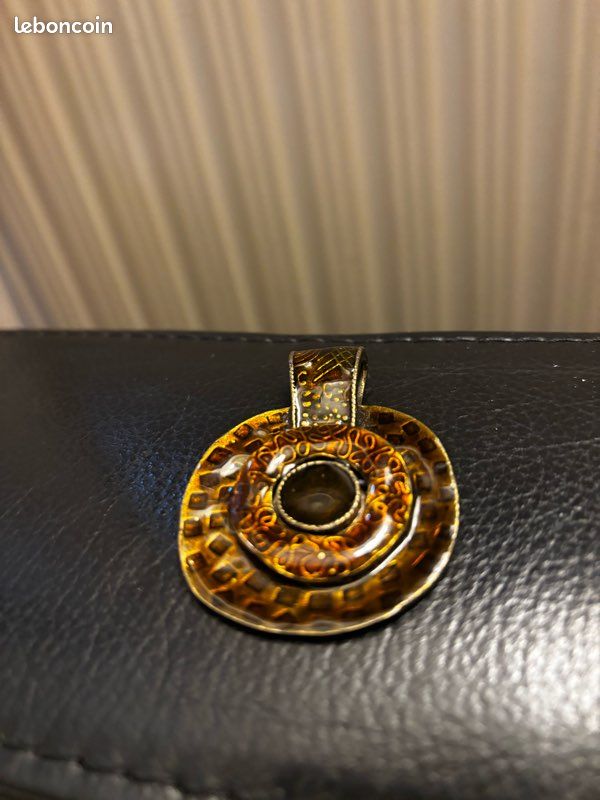 Collier Pendentif Vintage Ethnique En Métal Doré - Bijou Ancien à Inspiration Tribale Et Bohème