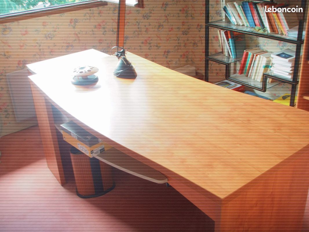 Bureau design en bois massif avec une lampe coordonnée,un pose-stylo coordonné et une trousse coordonnée - Produit original neuf- Dimensions : L 170cm x l 81cm x H 73cm (image 1)